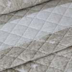 
                    
                      Cubrecama Preston 2 con diseño acolchado en tonos beige y blanco-
                    
                  