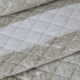 Cubrecama Preston 2 con diseño acolchado en tonos beige y blanco-