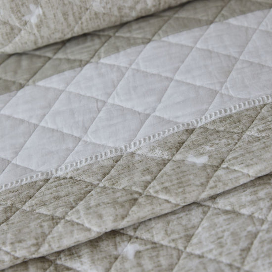 Cubrecama Preston 2 con diseño acolchado en tonos beige y blanco-