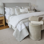 
                    
                      Cama elegante con cubrecama Preston 5 en tonos beige y blanco-
                    
                  