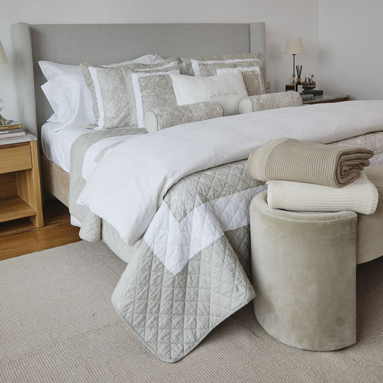 Cama elegante con cubrecama Preston 5 en tonos beige y blanco-