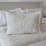 
                    
                      Funda de almohada Preston beige acolchada con borde blanco en cama-
                    
                  