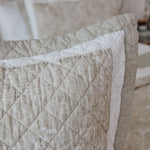 
                    
                      Funda de almohada Preston 2 con diseño acolchado en tonos beige y blanco-
                    
                  