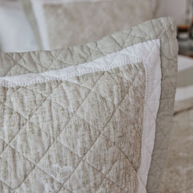 Funda de almohada Preston 2 con diseño acolchado en tonos beige y blanco-