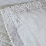 
                    
                      Cubrecama Preston blanco con diseño floral y volantes decorativos-
                    
                  