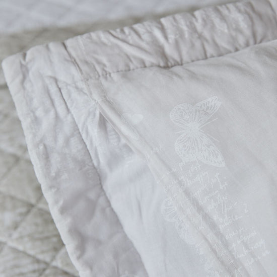 Cubrecama Preston blanco con diseño floral y volantes decorativos-
