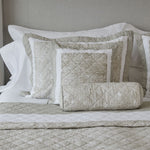 
                    
                      Cubrecama Preston con almohadas decorativas acolchadas en tonos beige y blanco-
                    
                  