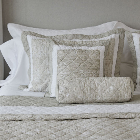 Cubrecama Preston con almohadas decorativas acolchadas en tonos beige y blanco-