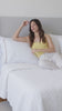 Cubrecama blanco Bradford sobre cama con almohadas decorativas a juego-blanco