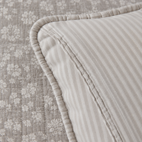funda de almohadon floreado color vison sobre cubrecama de algodon floreado-visón