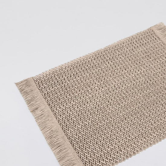Individual rectangular tejido beige con flecos decorativos-