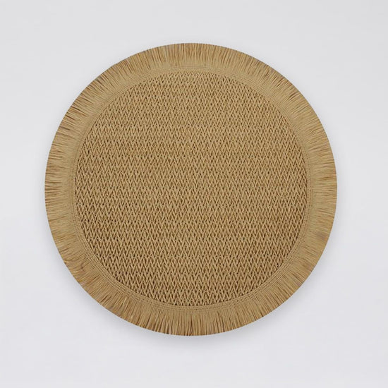 Individual redondo tejido en fibra natural con borde decorativo-