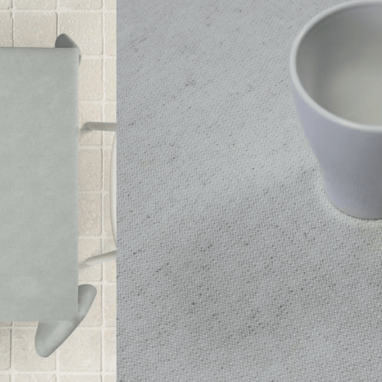 Mantel de lino natural beige con textura junto a taza blanca-natural