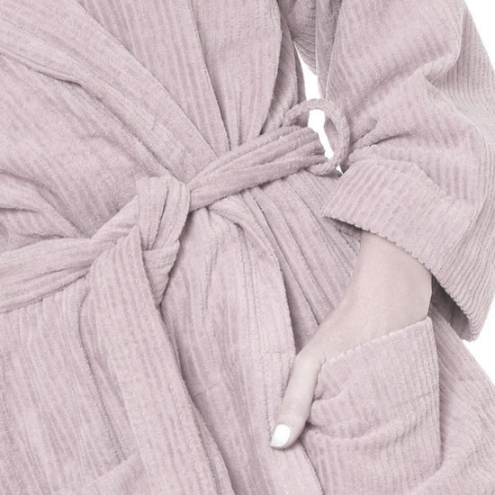 Detalle de bata gris claro con cinturón anudado y bolsillos-