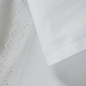 Sábana blanca con encaje broderie inglés en los bordes-blanquecino