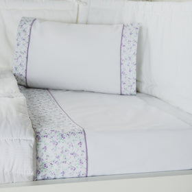 Juego de sábanas blancas con detalles florales lila y verde-lila