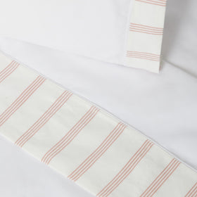 Sábana blanca con rayas rosa pastel dispuestas verticalmente-rosa rayado