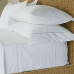 
                    
                      Juego de sábanas blancas con almohadas sobre textura de fibra natural-blanco
                    
                  