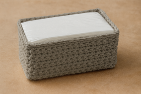 Servilletero de crochet gris con servilletas blancas dentro-gris