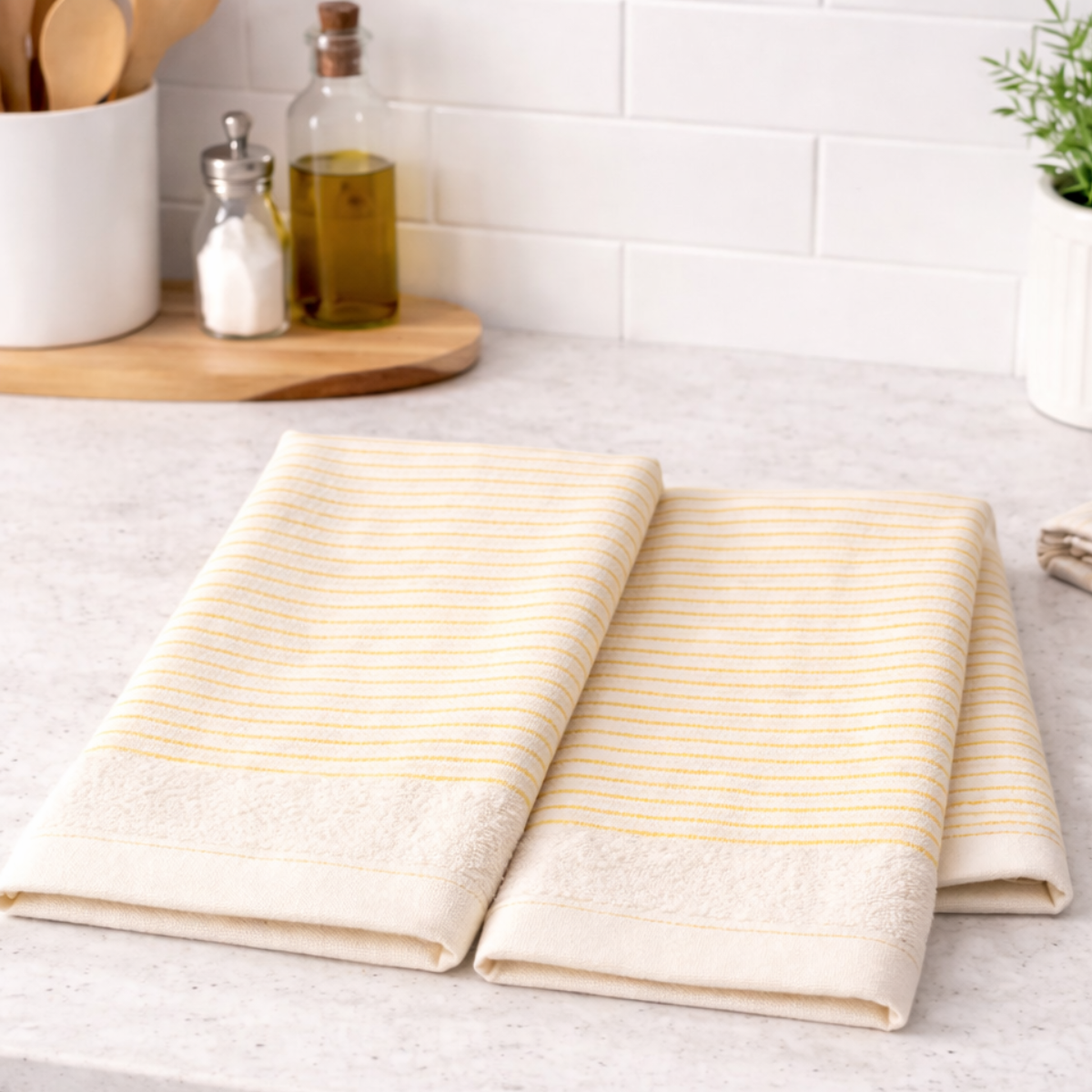 Dos repasadores beige con rayas amarillas sobre mesada de cocina-natural