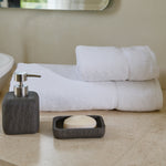 
                    
                      Set de toallas blancas con accesorios de baño en color gris oscuro-blanco
                    
                  