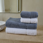 
                    
                      Set de toallas gris y blanco apiladas en baño-gris
                    
                  