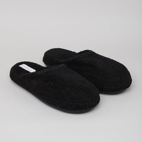 Pantuflas negras de lana con etiqueta blanca, vista frontal-negro