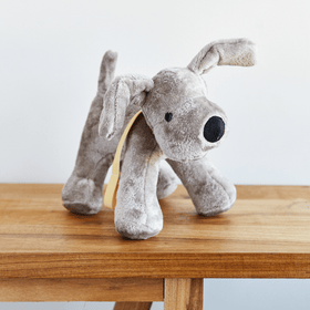 Peluche de perro gris suave con orejas largas y cinta amarilla-gris