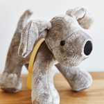 
                    
                      Peluche suave de perro gris con orejas largas y cinta amarilla-gris
                    
                  