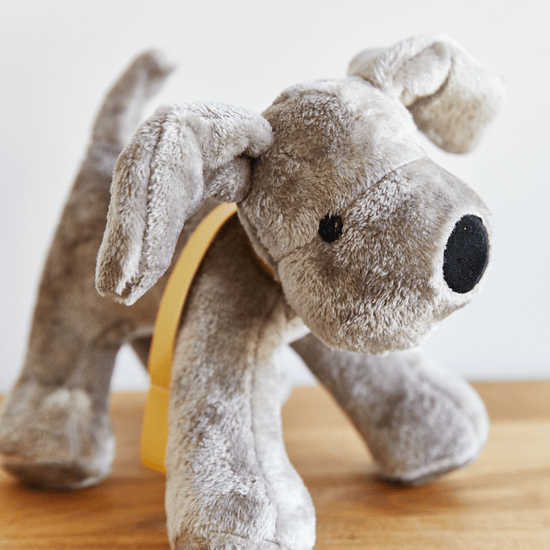 Peluche suave de perro gris con orejas largas y cinta amarilla-gris