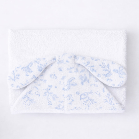 Toalla blanca con capucha y orejas estampado azul celeste-celeste