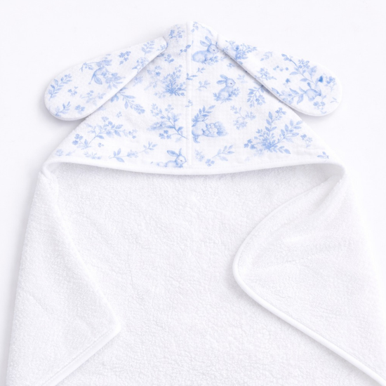 Toalla con capucha blanca con estampado floral azul y orejas-celeste
