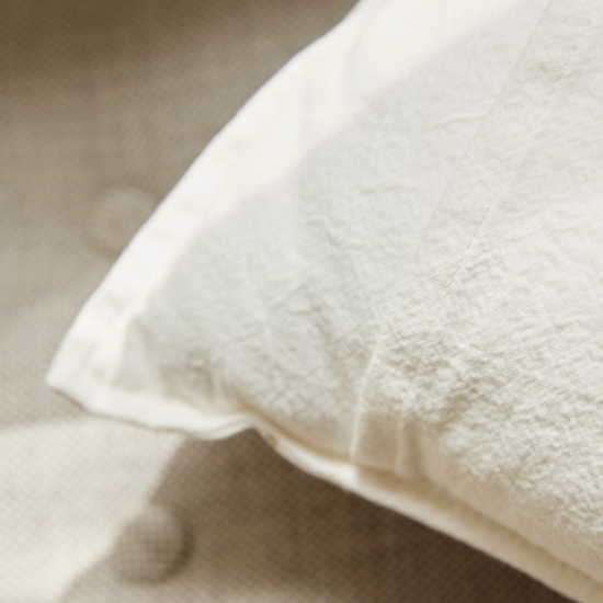 Almohada blanca con textura de raya gruesa y funda removible-salmón