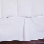 
                    
                      Cubrecama blanco de piqué colgando sobre base de cama de madera-blanco
                    
                  
