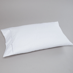 
                    
                      Dos fundas de almohada blancas de algodón sobre fondo gris-blanco
                    
                  