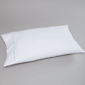 Dos fundas de almohada blancas de algodón sobre fondo gris-blanco