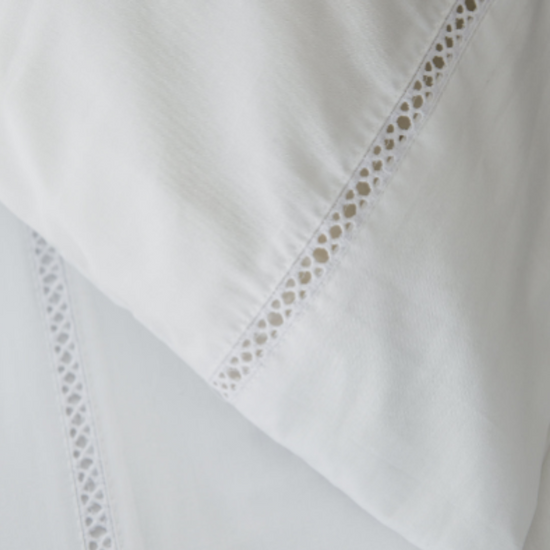 Dos fundas de almohada blancas con detalle de encaje decorativo-blanco