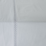 
                    
                      Detalle de sábana blanca con costura y textura de tela de algodón-blanco
                    
                  