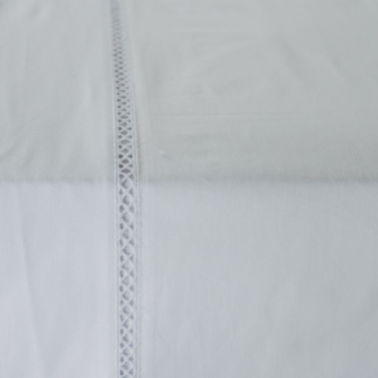 Detalle de sábana blanca con costura y textura de tela de algodón-blanco