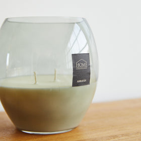Vela aromática esférica de la colección Home Arrayán con etiqueta gris-