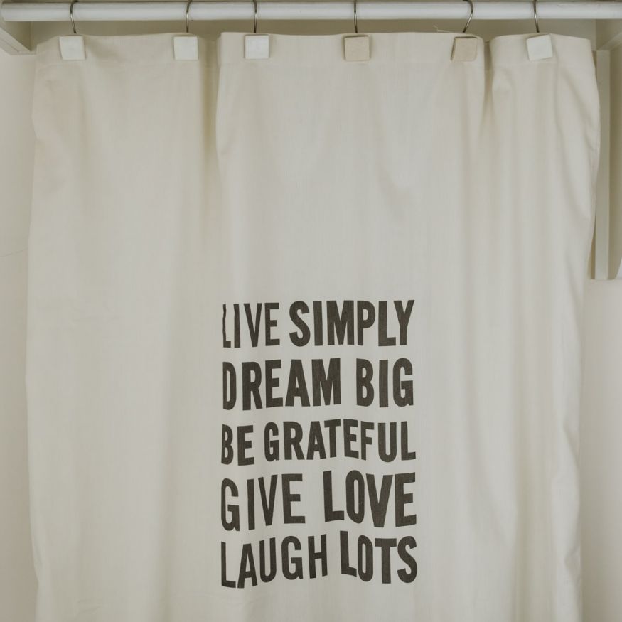 CORTINA DE BAÑO ESTAMPADA CON FRASE