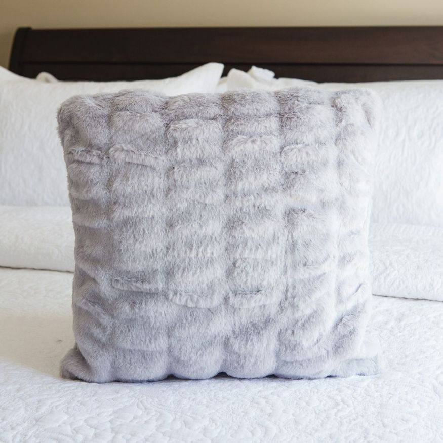 ALMOHADON SIMIL PIEL RABBIT NEW