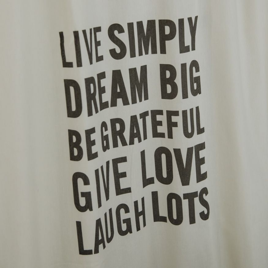 CORTINA DE BAÑO ESTAMPADA CON FRASE