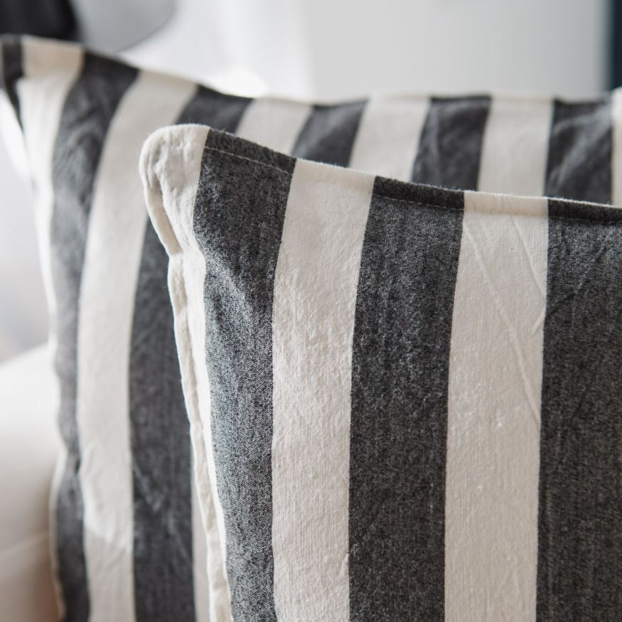ALMOHADON TUSOR GRIS OSCURO GRUESO RAYADO