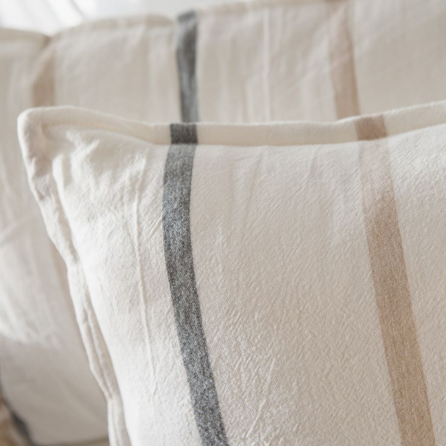 ALMOHADON TUSOR GRIS CON BEIGE RAYADO